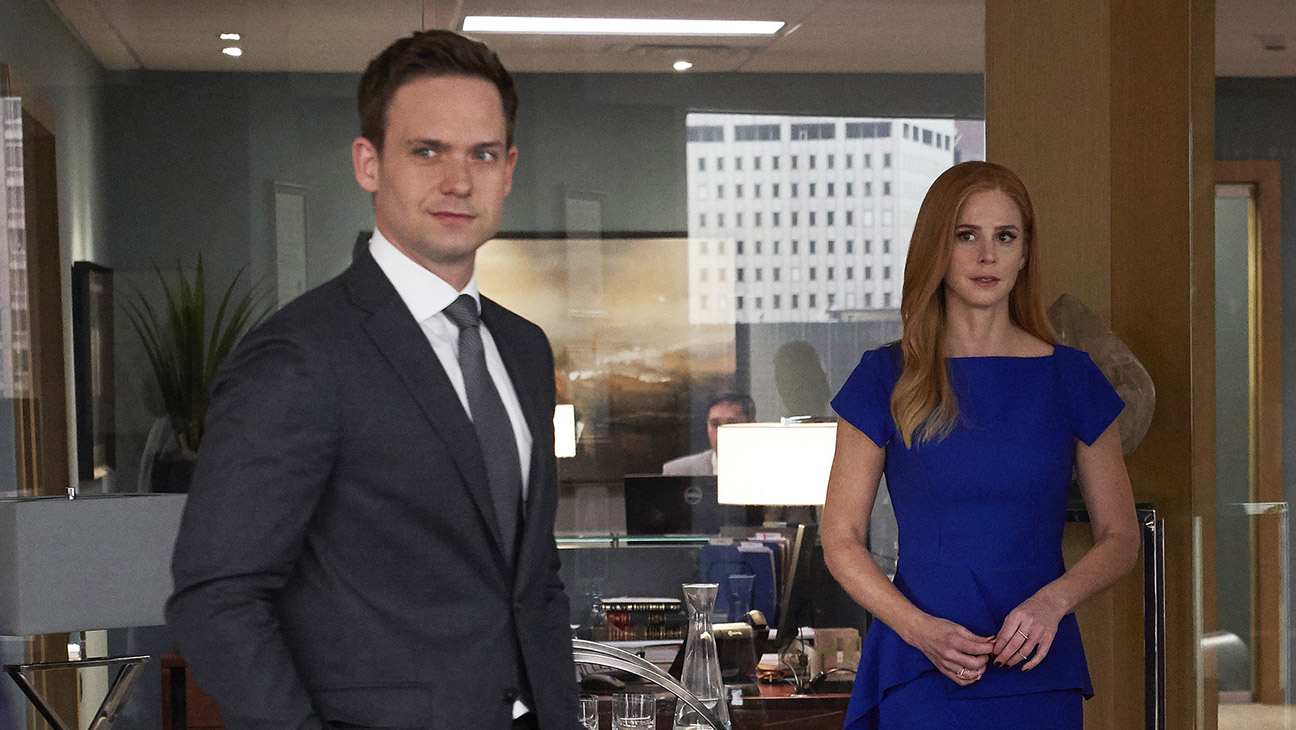 SUITS Episode 910 (l-r) Patrick J. Adams as Mike Ross, Sarah Rafferty as Donna Paulsen